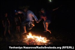 Стрибання через вогнища на Хортиці