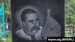 Могила бандуриста Євгена Адамцевича у Холмівці, Бахчисарайський район, Крим