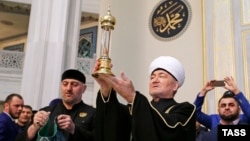 2015-чу шеран гIадужу-беттан 5-гIа де. Оьрсийчуьра муфтийн кхеташонан куьйгалхо Гайнтудин Равиль ву, Нохчийчоьнан куьйгалхочо йеллачу пайхамаран месаш чохь йолу капсула гойтуш