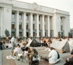 Революція на граніті. Частина голодуючих студентів перемістилася із тодішньої площі Жовтневої революції до будівлі Верховної Ради України, де 16 жовтня також встановили намети