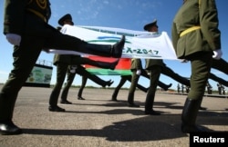 Potrivit raportului Centrului Internațional pentru Apărare și Securitate , Federația Rusă determină modul în care se dezvoltă organizațional și din punct de vedere ideologic armata Belarusului.