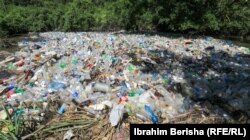 Shishe të plastikës, bidonë dhe mbetje të tjera kanë mbuluar një pjesë të lumit Lepenc në Kaçanik.