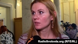 Як заявила депутатка, гроші, вилучені під час обшуків – не її. Крім того, вона звинуватила НАБУ в «маніпуляції» і публікації «фейкових фото»