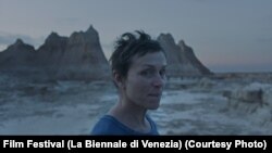 "Көчмөндөр жери" тасмасынан алынган кадрда башкы ролду ойногон Френсис Макдорманд.