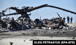 Залишки знищеного російського гелікоптера на аеродромі в Гостомелі на Київщині