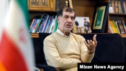 محمدرضا باهنر گفته که «۱۰ درصد جمعیت در ایران، حزب‌اللهی است اما ۹۰ درصد مردم می‌خواهند زندگی کنند و آینده داشته باشند»