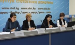 Гульсара Сулайманова (вторая слева).