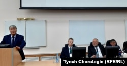 Саха Республикасынын Мамлекеттик жыйынынын (Ил-Түмен) төрагасынын биринчи орун басары Александр Жирков (солдо) сүйлөөдө. 13.9.19.