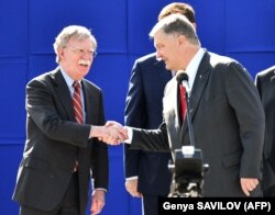 П’ятий президент України Петро Порошенко (праворуч) і радник президента США з питань національної безпеки Джон Болтон під час військового параду до Дня Незалежності України. Київ, 24 серпня 2018 року