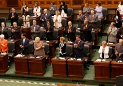 در یکی از نشست‌های پارلمان انتاریو در ژوئیه ۲۰۱۴