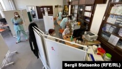 Медики, які проводять вакцинацію, вже отримали щеплення від COVID-19