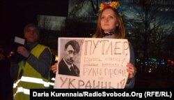 Такими плакатами дончане показывали свое отношение к заявлению Путина о том, что Россия защищает русскоязычное население Донбасса.