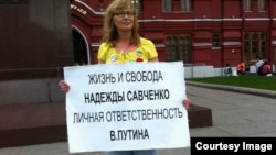 Ірина Калмикова на акції у Москві на підтримку українки Надії Савченко (архівне фото)