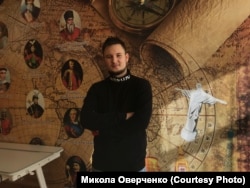 Вчитель Микола Оверченко у своєму кабінеті