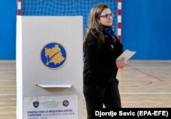 Një grua duke votuar në zgjedhjet lokale në Mitrovicën e Veriut. 19 maj, 2019.