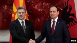 Bilo bi učinkovitije da su lideri albanskih partija u Makedoniji dogovor o svojoj pregovaračkoj platformi postigli u Skoplju, a ne u Tirani: Na fotografiji makedonski i albanski predsednici Đorđi Ivanov i Bujar Nišani