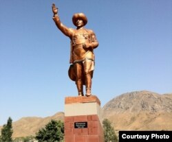 Абдыкадыр Орозбековдун айкели. Кадамжай шаары. 20.7.2011.