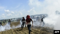 Македония полициясынан качып бараткан бозгундар