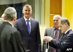 Predsjednik je odlučio da odlikuje Vojnu policiju HVO, kojom je zapovjedao Valentin Ćorić osuđen u Hagu (na fotografiji u sredini, u haškoj sudnici 2013. godine)