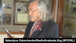 Актор Олексій Заворотній читає вірші Валер’яна Поліщука.