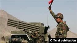 Кыргыз армиясынын жоокери машыгуу кезинде. Бишкек, 13-август, 2012.