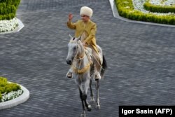 Бердымухамедов верхом на коне, апрель 2018 г.