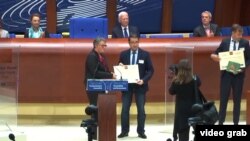 Джамшед Ёров получил от имени брата Бузургмехра Ёрова диплом номинанта премии Вацлава Гавела в области прав человека