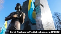 У день відкриття пам'ятника у Бабиному Яру діячці ОУН, поетесі Олені Телізі (1906–1942). Київ, 25 лютого 2017 року