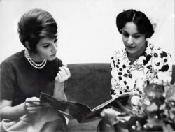 منصوره پیرنیا (راست) در کنار شاهدخت شهناز پهلوی در مهر ماه ۱۳۴۵