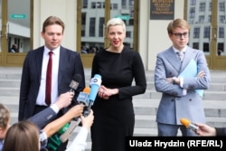 Представники Віктора Бабарика Максим Знак (зліва), Марія Колесникова, Ілля Салей. Мінськ, 14 червня