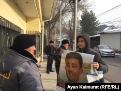 Baibolat Kunbolatuly protests in front of the Chinese Consulate in Almaty in January 2020.