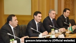Serdar Berdimuhamedow Tatarystanyň resmileri bilen gepleşik geçirýär.
