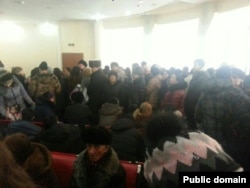 СМС-хабар тарағаннан кейінгі банктегі кезек. Астана, 18 ақпан 2014 жыл. Сурет Фейсбук әлуметтік желісінен алынды.