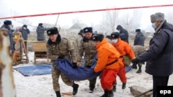 Каза болгондордун сөөгүн көтөрүп бараткан куткаруучулар. 16-январь, 2017-жыл.