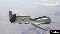 Avionul fără pilot RQ-4 Global Hawk efectuează misiuni de supraveghere pe timp de zi sau noapte.