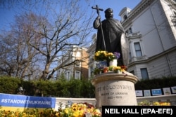 Пам’ятник правителю України-Русі, князю Володимиру в Лондоні біля посольства України у Великій Британії. Його встановили у 1988 році з нагоди 1000-ліття Хрещення України. Лондон, 10 березня 2022 року