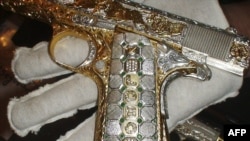 ეს მოოქრული, ბრილიანტით, ზურმუხტითა და პლატინით გაწყობილი პისტოლეტი კარტელ "სინალოას" ჯგუფის ერთ-ერთ წევრს აღმოუჩინეს და ჩამოართვეს აშშ-ში