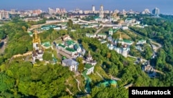 Києво-Печерська лавра – православний монастирський комплекс у Києві. Визначна пам’ятка історії та архітектури. Заснований у період України-Русі – в 1051 році, як печерний монастир за межами Києва. 1994 року разом із Софійським собором внесений до переліку Світової спадщини ЮНЕСКО