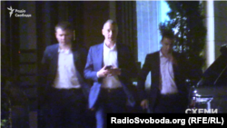 Екс-голова АП Борис Ложкін з охороною виходить з офісу