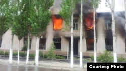 Хорогдогу тополоңдон кийин күйүп жаткан имарат. 21-май.