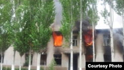 Бинои мақомоти қудратии Хоруғ ҳангоми ҳодисаи рӯзи 21-уми май. Акс аз Фейсбук гирифта шудааст.