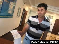 Жақында "полицейге бағынбады" деп әкімшілік жазаға тартылған "Уральская неделя" басылымының бас редакторы Лұқпан Ахмедияров полиция бөлімшесінде тұр.