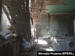 Зруйнований будинок Надії в Маріуполі, який вже не підлягає відновленню. Жінка приїхала щоб подивитися на руїни та забрати речі. Квітень 2022 року