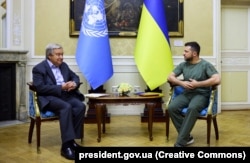 Secretarul general al ONU, Antonio Guterres, alături de președintele Ucrainei, Volodimir Zelenski, în timpul vizitei sale de la Kiev de joi, 18 august 2022.