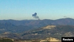 Облако дыма над местом падения российского Су-24 в районе турецко-сирийской границы. 24 ноября 2015 года.