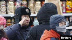 Москва. Турист из Китая на Манежной площади