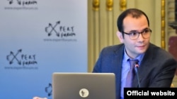 Septimius Pârvu, de la Expert Forum, spune că Agenția Națională de Integritate nu a fost capabilă nici până acum să gestioneze volumul mare de declarații de avere. De aceea, e nevoie ca opinia publică să aibă acces la ele.