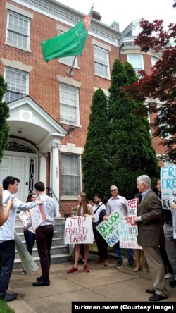 Участники акции протеста у посольства Туркменистана принесли списки более 100 тысяч подписантов петиции за освобождение Гаспара Маталаева