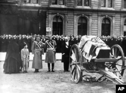 Înmormântarea Regelui Alexandru I al Iugoslaviei, 31 octombrie 1934. Petru al II-lea avea doar 11 ani și a devenit rege în urma tatălui său. În spatele băiatului sunt, îndoliate, mama sa, Regina Maria „Mignon” (fiică a Regelui Ferdinand) și bunica sa, Regina Maria a României.