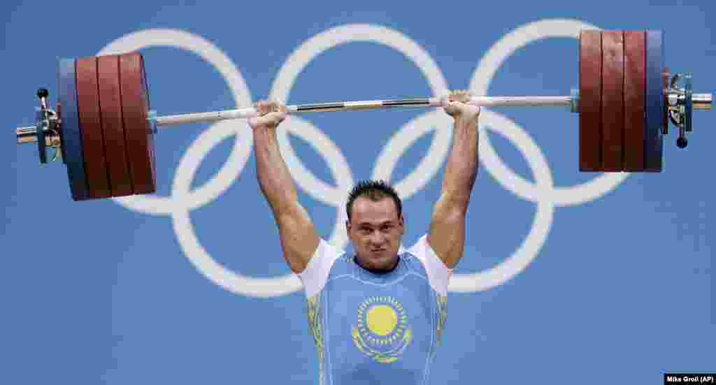 Сонымен Қазақстанда жазғы олимпиада ойындарының 14 алтын медалі бар. Қазақстан допинг дауына байланысты алты алтын жүлдені қайтарып беруге мәжбүр болды. Ауыр атлет Илья Ильин (суретте) допинг қолданды деп айыпталып, Пекин және Лондон олимпиадасының алтынын қайтарды. Ауыр атлеттер Зүлфия Чиншанло, Мая Манеза (екеуі де Қытайдан келген), Светлана Подобедова (Ресейден келген) Лондонда алған алтындарынан айырылды. Сондай-ақ тағы бір ауыр атлет Нижат Рахимов (Әзербайжаннан келген) "допинг ережесін бұзды" деп айыпталып, Рио олимпиадасында алған алтынын берді.&nbsp;